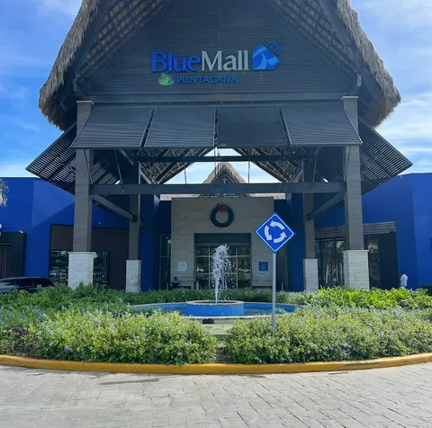 BlueMall Puntacana is one of those “easy days” in Punta Cana—cool air, a calm walk, a good meal, and a little shopping without overplanning. If you want the sm…